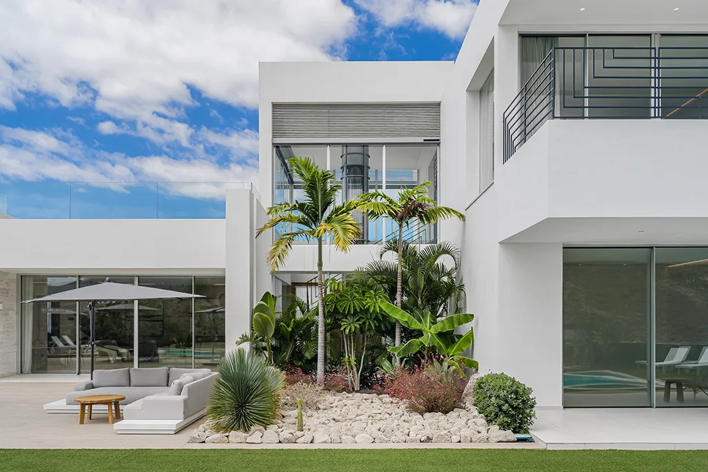 Jardín con piscina en apartamento vacacional Tenerife Sur